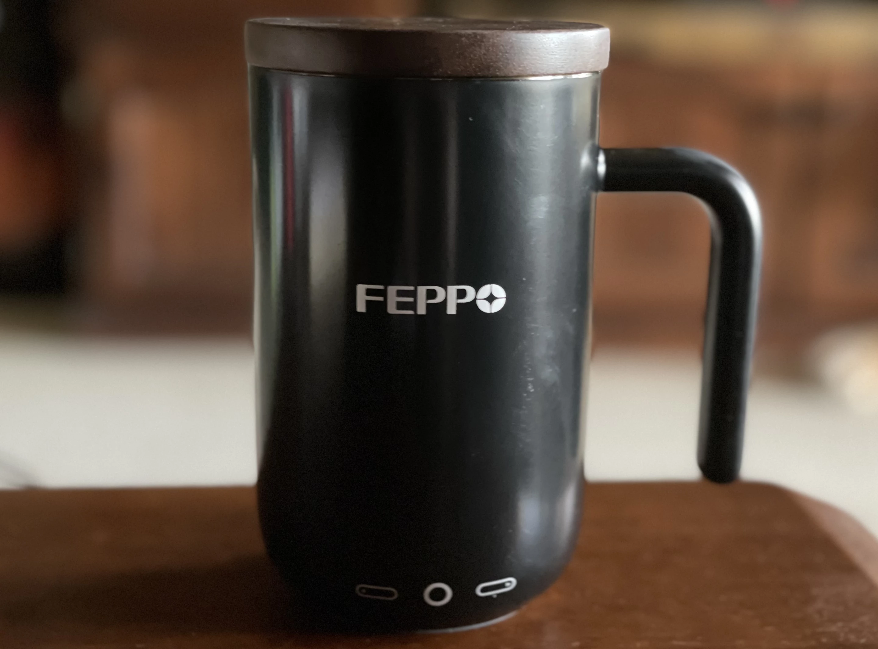 The spill-resistant lid makes it perfect for car, bus or train travel