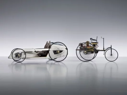 Mercedes Benz F-CELL Roadster back to back with 1886 Karl Benz patent car