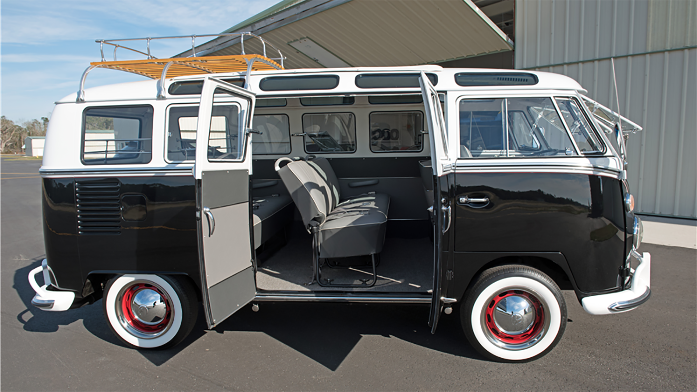 Perhaps the most remarkable aspect of this sale was that although the US$143,000 price is a world record for the 21-window Deluxe Samba Bus produced from 1964 to 1967, the previous model 23-window Deluxe Samba Bus is even more valuable.