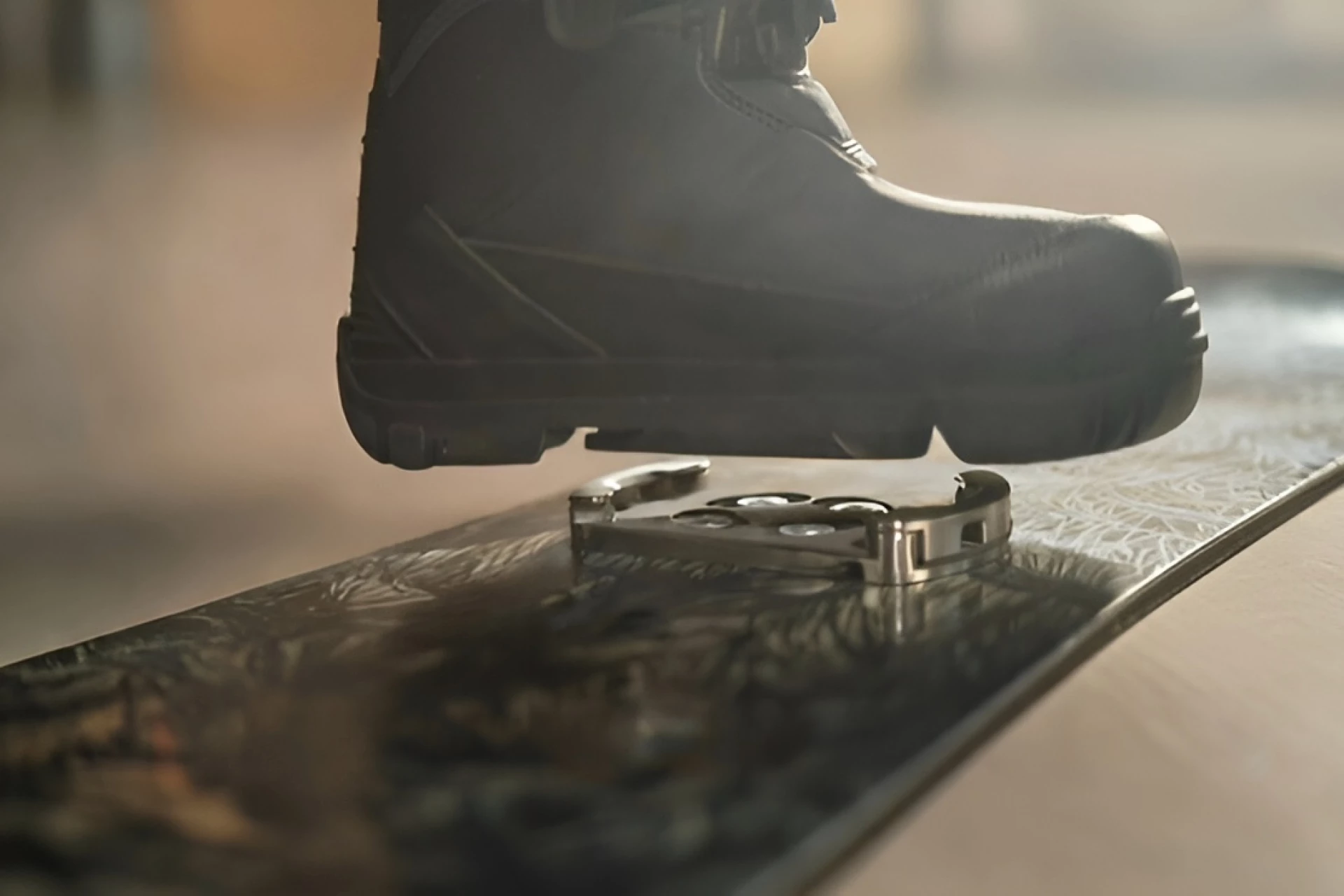 Chaque semelle de chaussure et chaque embase contiennent quatre aimants en néodyme ; les embases sont compatibles avec les cartes électroniques tierces. (Source : Machina)