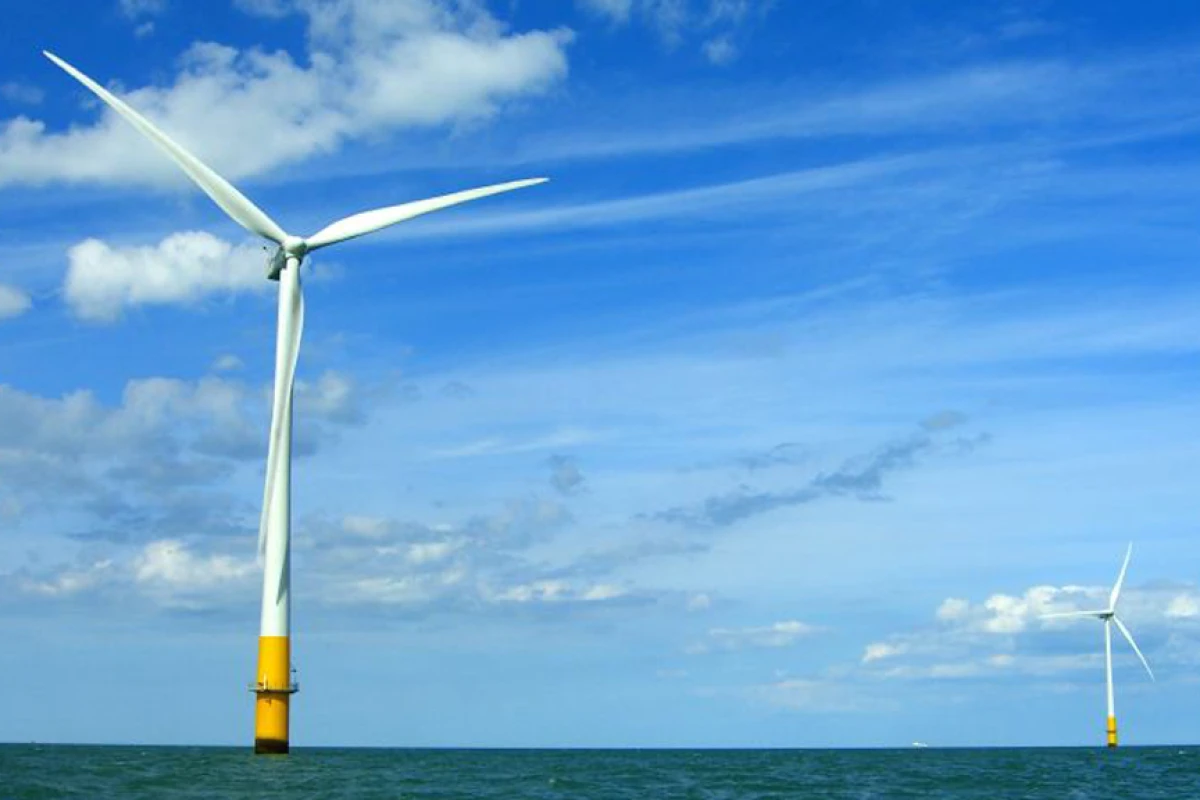 Offshore wind turbines in the Thames Estuary (Image: phault via Flickr)