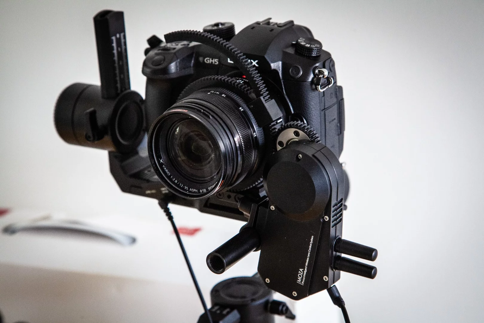 The iFocus attachment interacts with a toothed rubber belt that grips the focus or zoom rings on your lens
