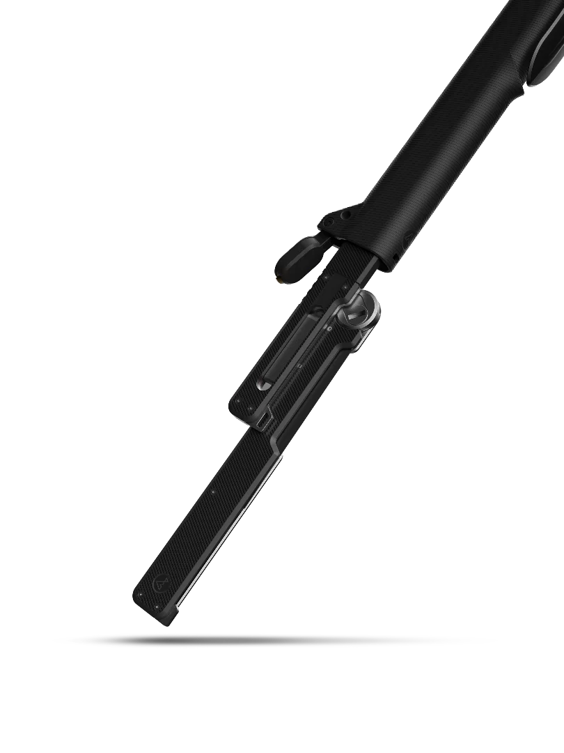 Pulling the knife and saw out of the Combar Pro