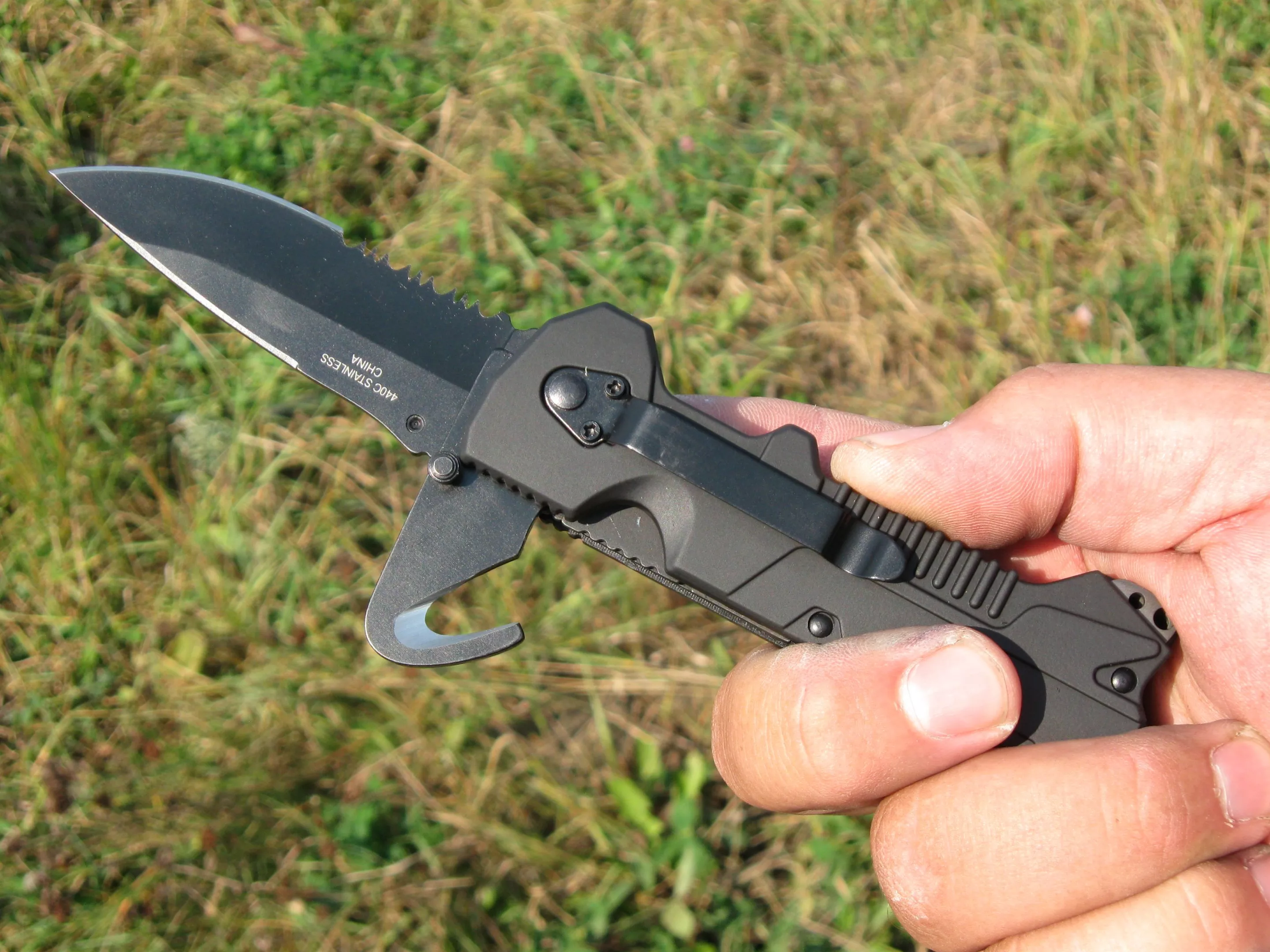The T3 with its blades displayed – the hook blade isn't fully extended in this shot, so the whole semi-serrated blade can be seen
