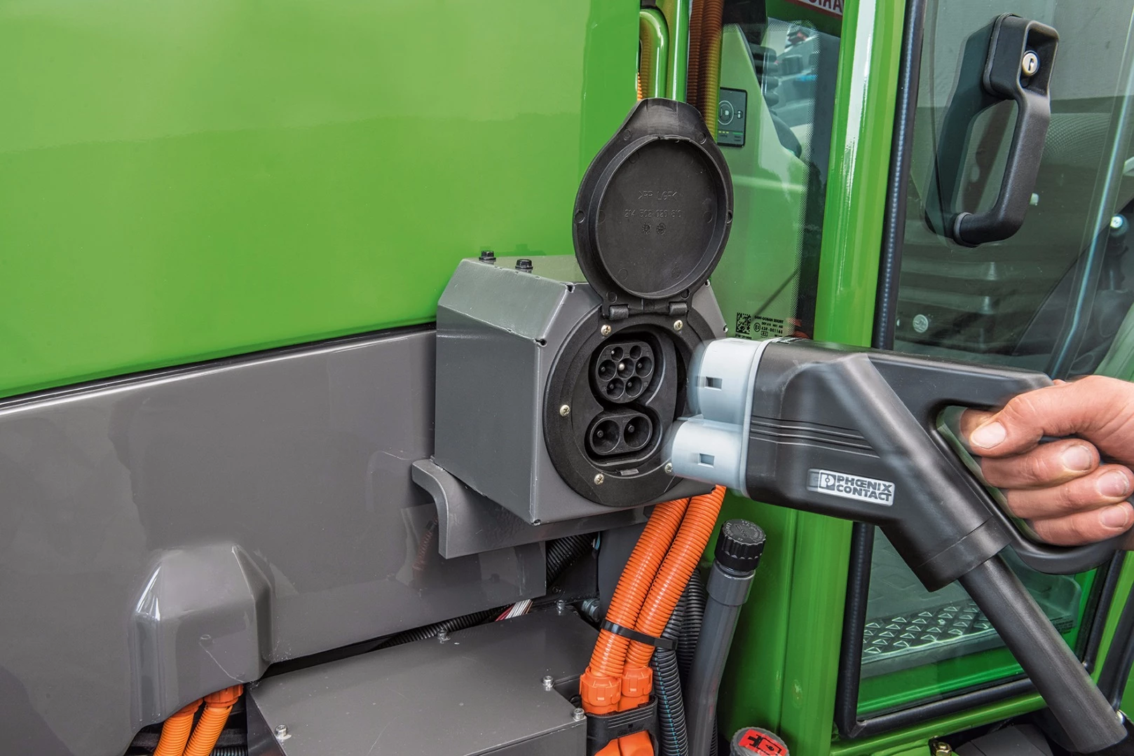 The e100 Vario runs a 650 V lithium-ion battery with a capacity of 100 kWh, which can be recharged up to 80 percent in just 40 minutes using a standard IEC 62196 Type 2 connector. The connector is under consideration to become the standard in the United States too.