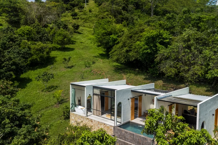 Casa Caoba consists of five parallel walls that extend outwards, forming the four residential units of the dwelling