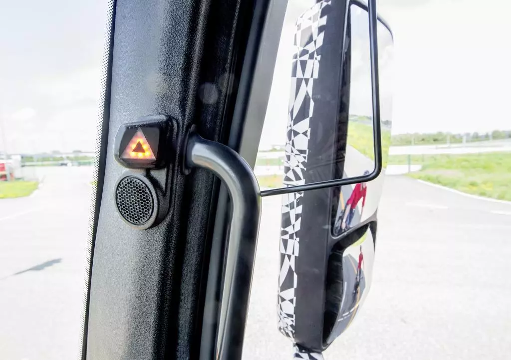 The system also aids when changing lanes by alerting the driver by means of an optical signal