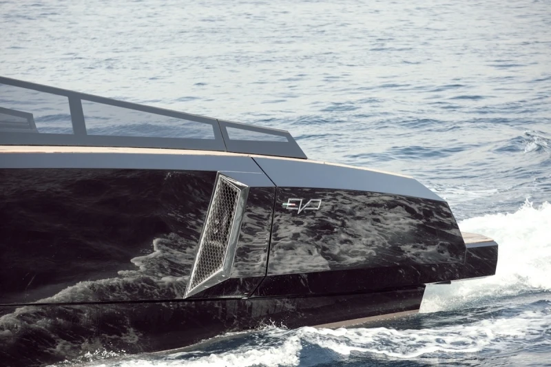 The expansion bulwarks allow for a combination of extra onboard space and narrower beam during driving