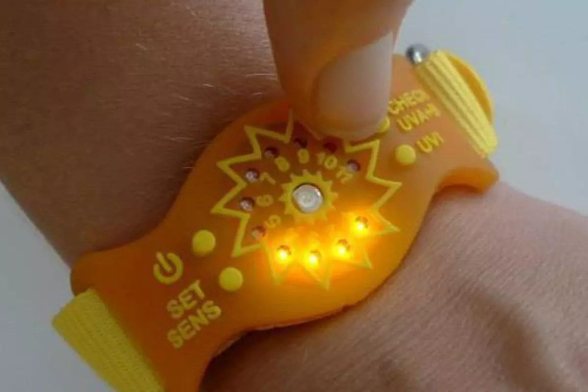 The UVA+B Sunfriend features LED lights that indicate when users have had a healthy dose of sunlight