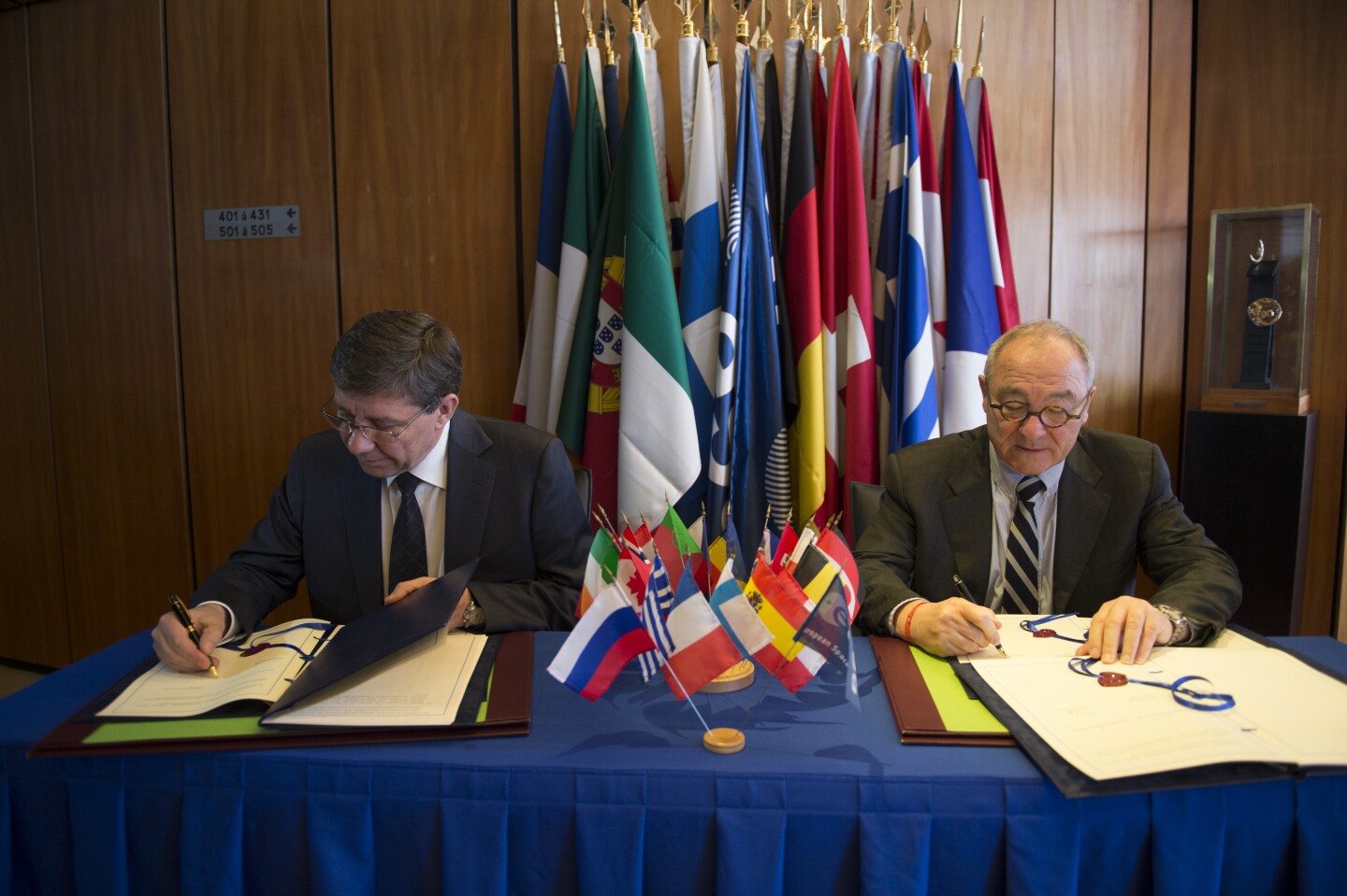 ESA Director General Jean-Jacques Dordain and Head of Roscosmos, Vladimir Popovkin, signing the partnership agreement