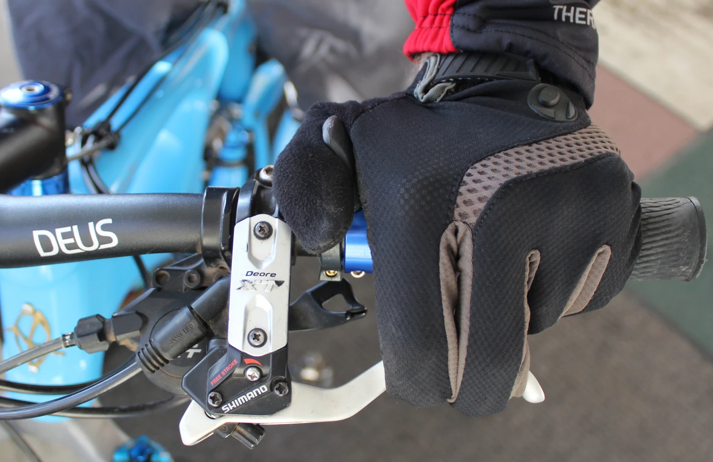 It's worth noting that the shifters won't be right at your beck and call when you're riding with your thumbs up (Photo: Ben Coxworth/Gizmag)