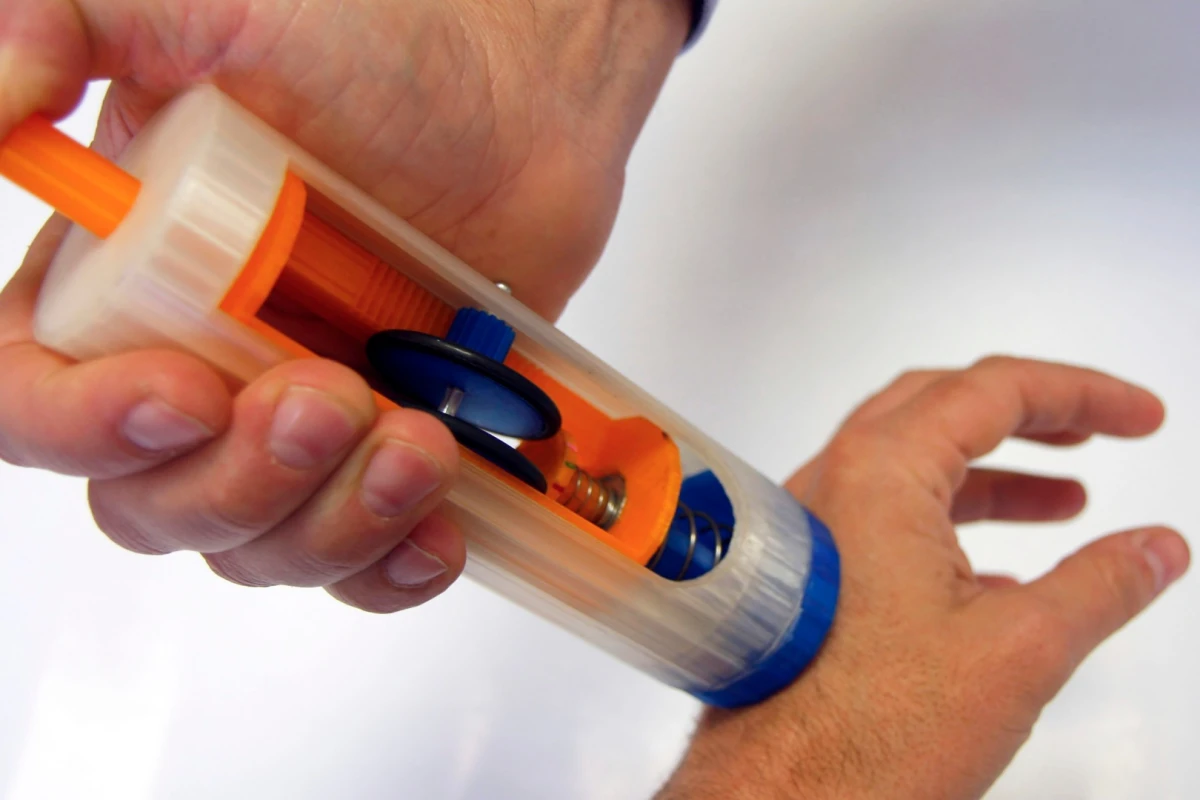 The newly-patented automatic biopsy device can grab a tissue sample with a simple click of a button (Photo: UC3M)
