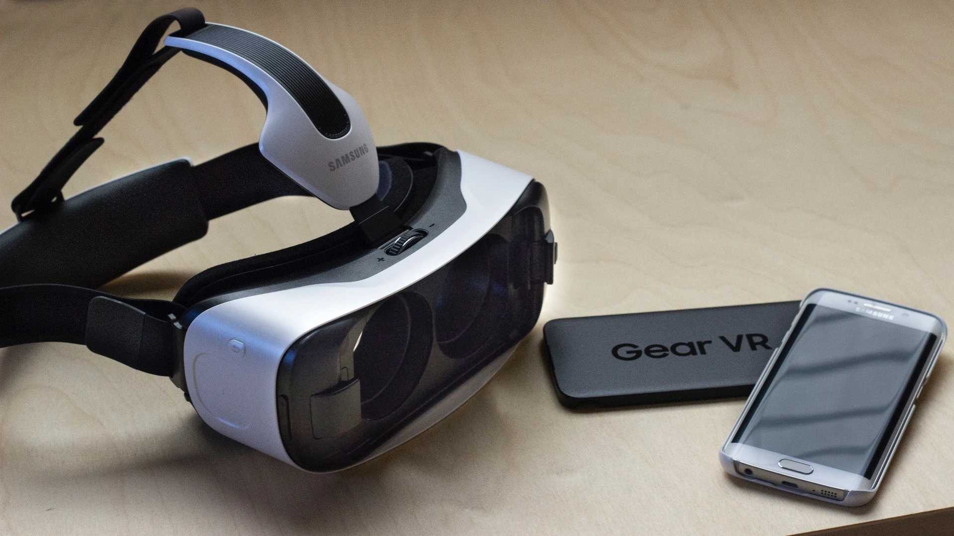 Gizmag takes a first look at the new (and improved) Samsung Gear VR for the Galaxy S6 (Photo: Will Shanklin/Gizmag.com)