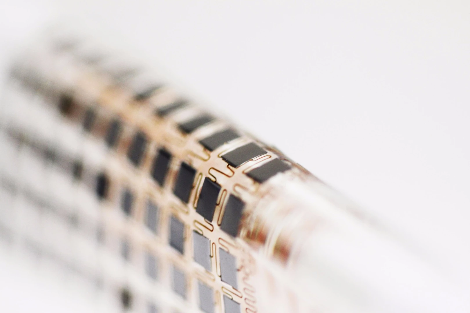 To address some of the problems in building flexible power supplies, the researchers chopped a regular lithium-ion battery up into tiny ultrathin tiles