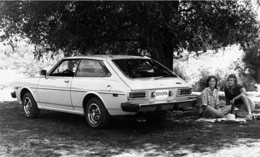 The 1976 Corolla came with an AM radio and electric clock, steel-belt radial tyres, mag type wheels and a tachometer as standard. A rear window wiper was optional.
