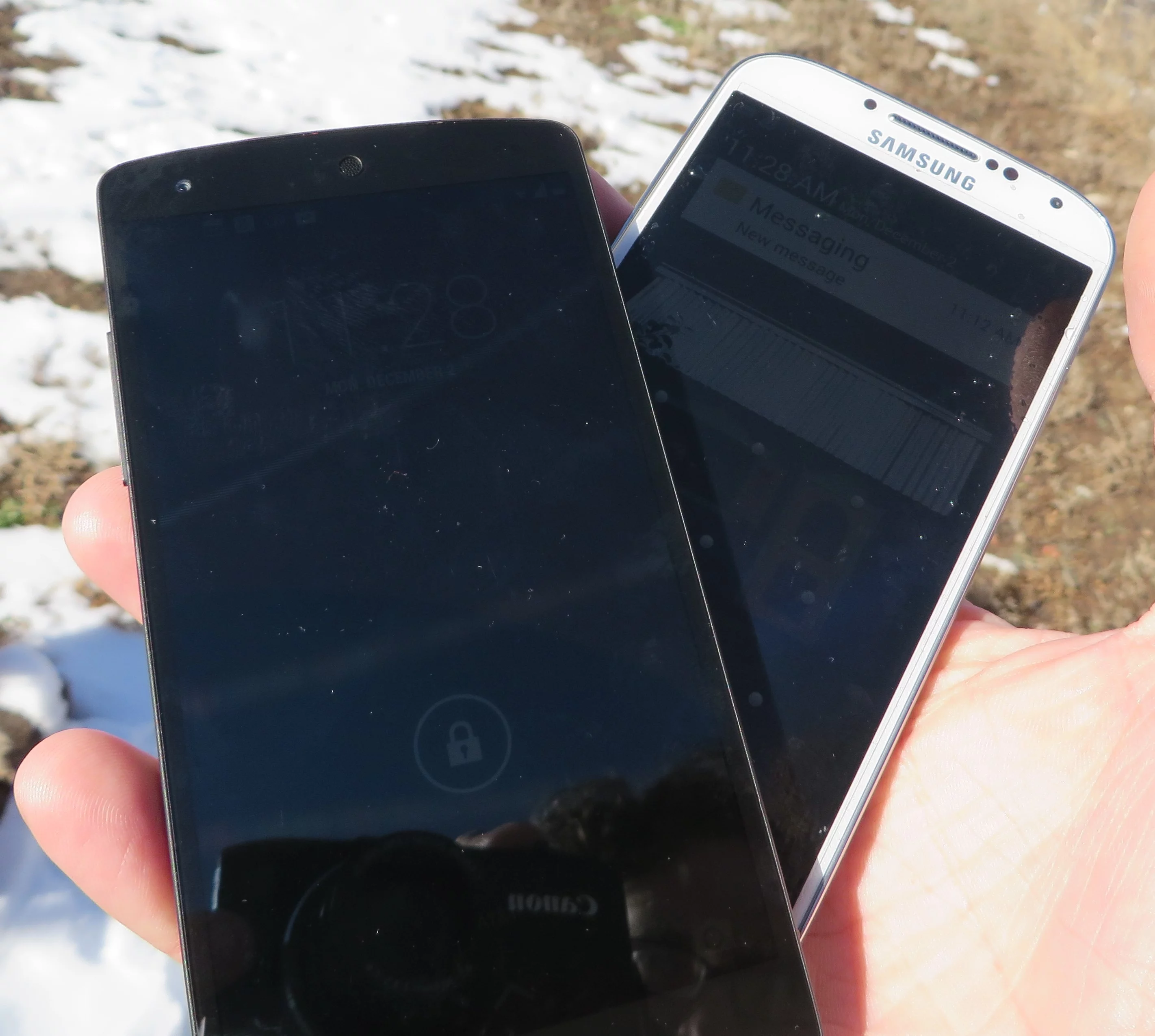 The Galaxy S4 appears a little easier to read in direct sunlight