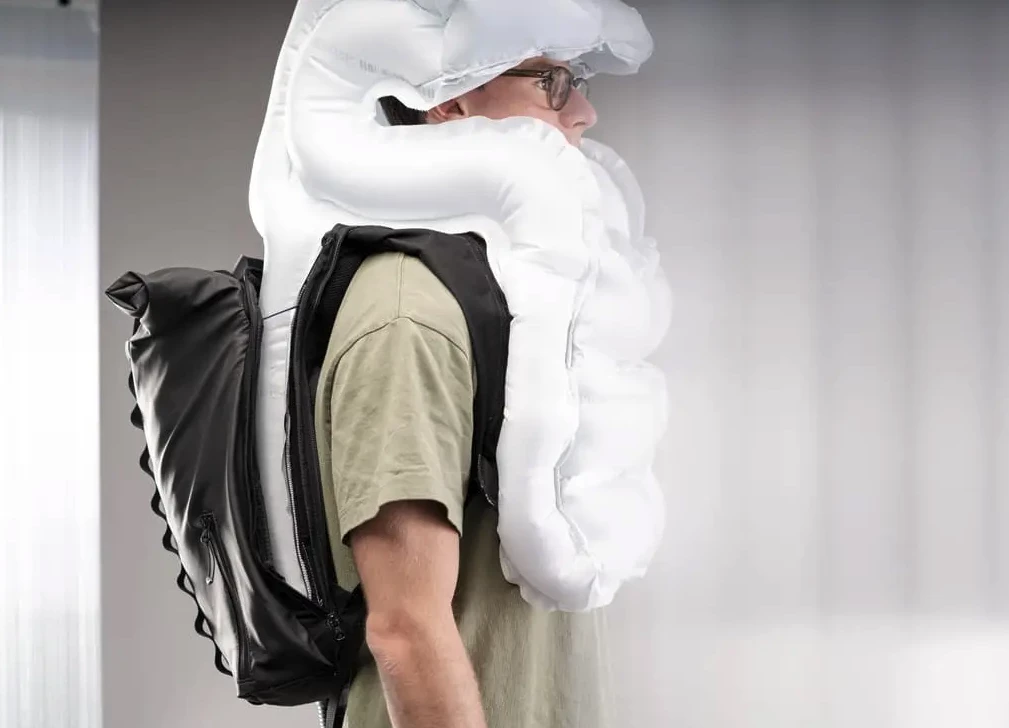 Using In & Motion's established auto-sensing tech, the Stan backpack deploys its airbag if it detects an event, protecting not only the head but also the neck, back and chest