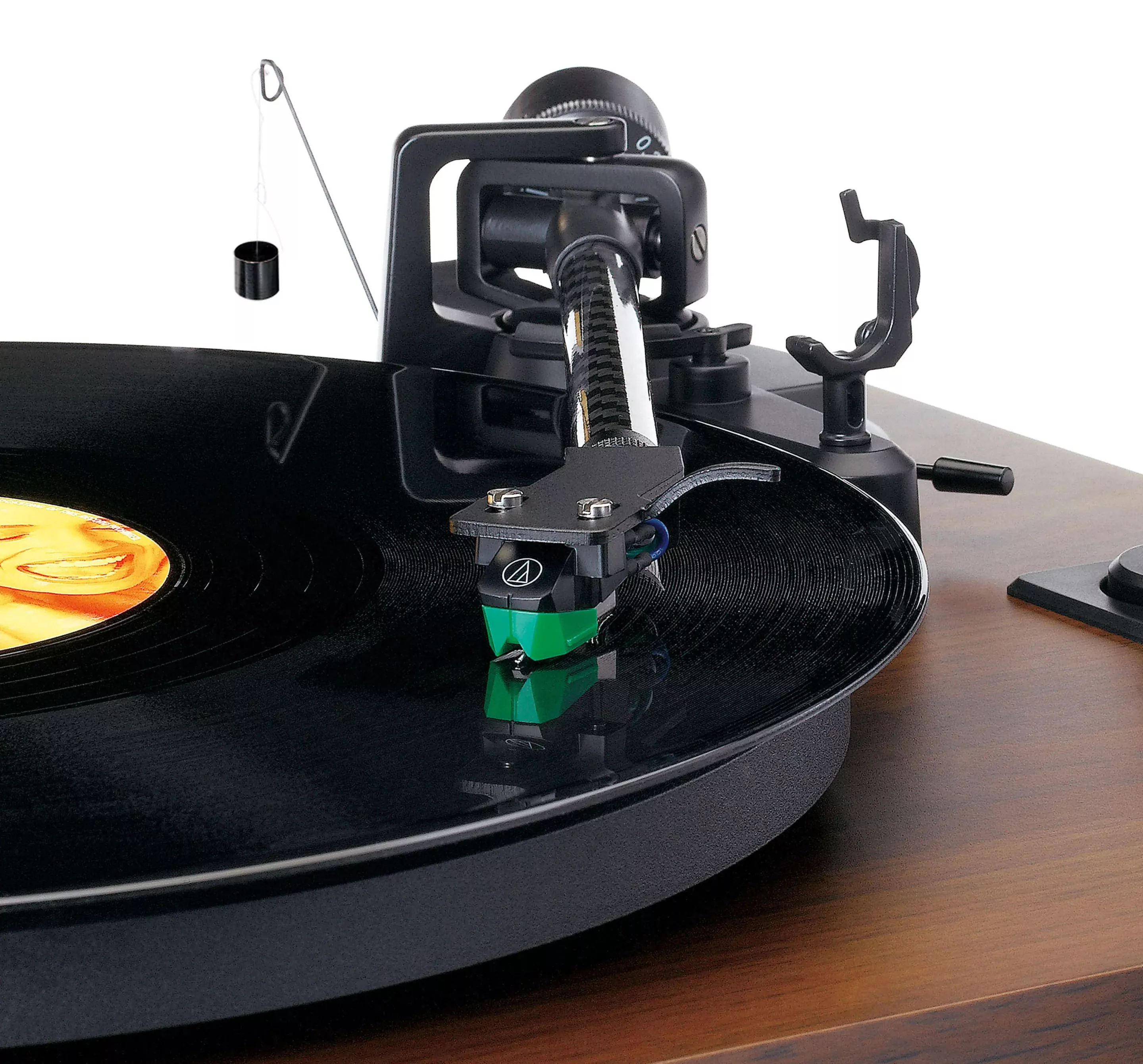 The straight carbon fiber tonearm ends in an Audio Technica cartridge