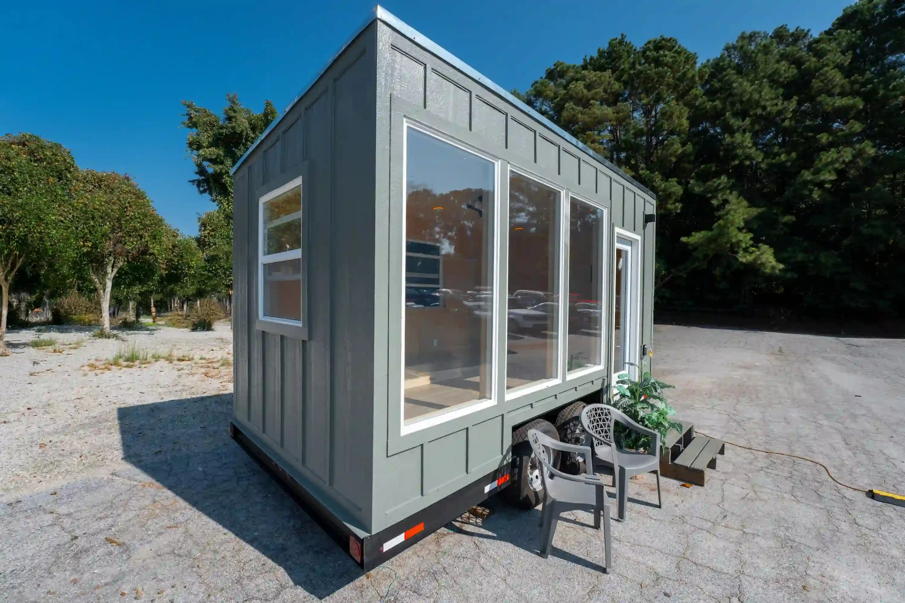 The tiny office is based on a double-axle trailer and has a length of 16 ft (4.9 m)