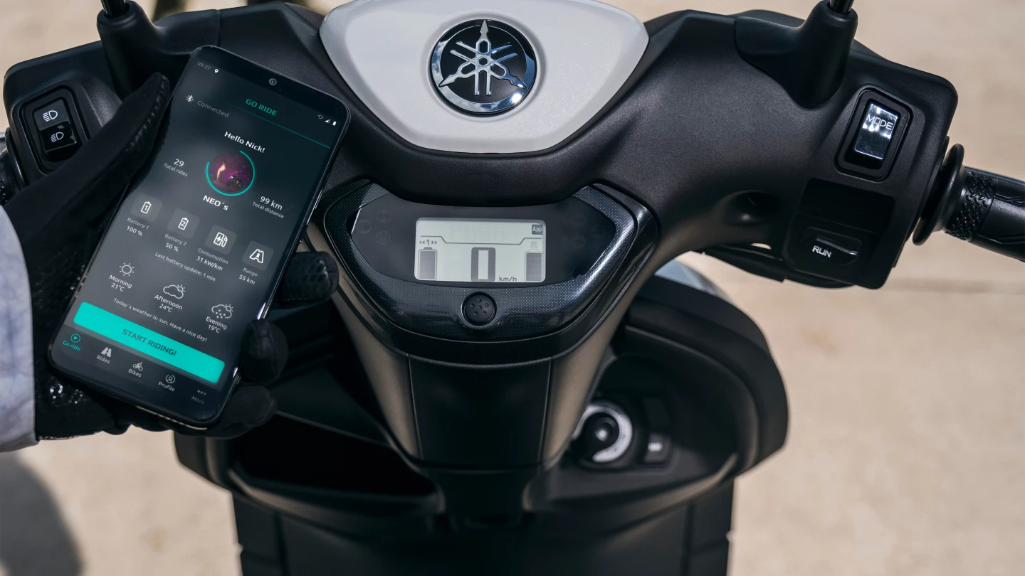 The e-scoot features a built in comms unit for pairing with a smartphone running a companion mobile app