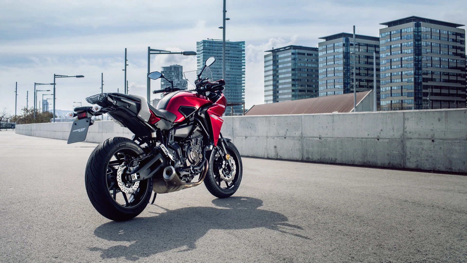 The Yamaha Tracer 700 enters a fiercely contested market segment, equipped with a competitive price and strong performance figures