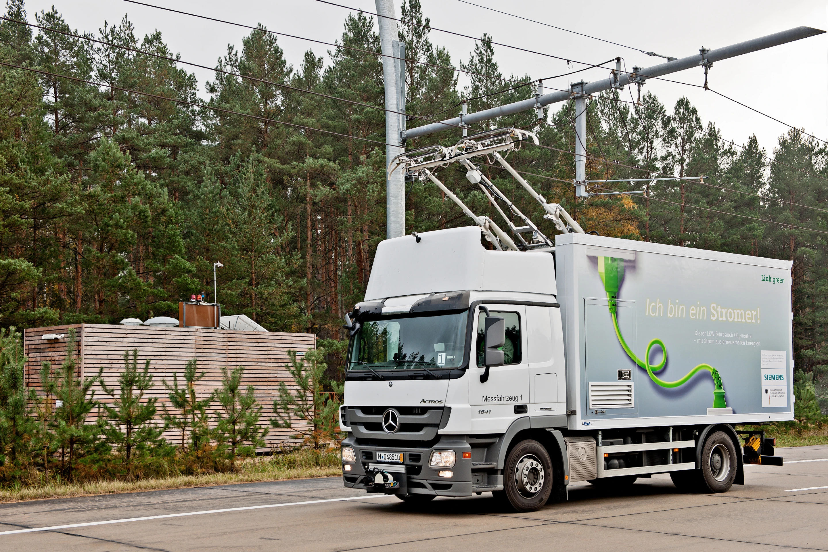 Heavy goods vehicles have been fitted with a brand new pantograph system with an intelligent control system that can either automatically connect to an overhead wire
