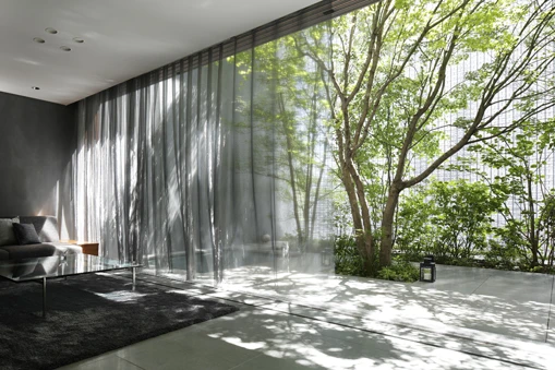 The living space is protected by a sputter- coated lightweight metal curtain (Image: Hiroshi Nakamura & NAP)
