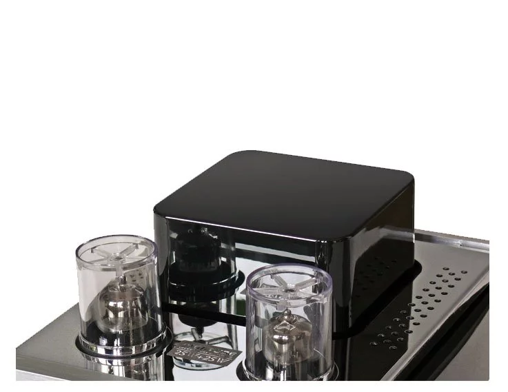 The Dynavox Hybrid amplifier with ECC 83 vacuum tubes, the heart of the beast