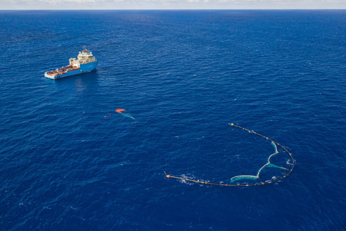 Ocean Cleanup attaches parachutes to trash-collecting ...