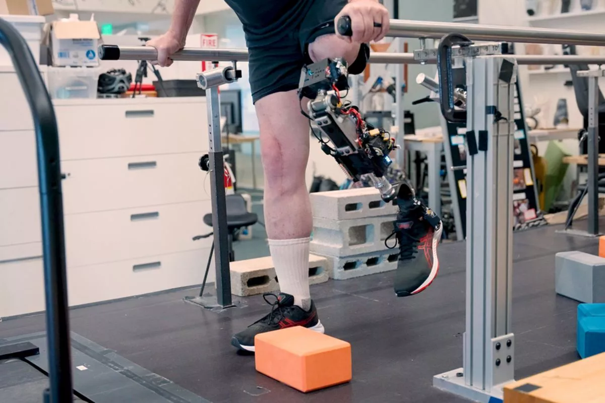 This new prosthetic system allows above-the-knee amputees greater control and more natural movement