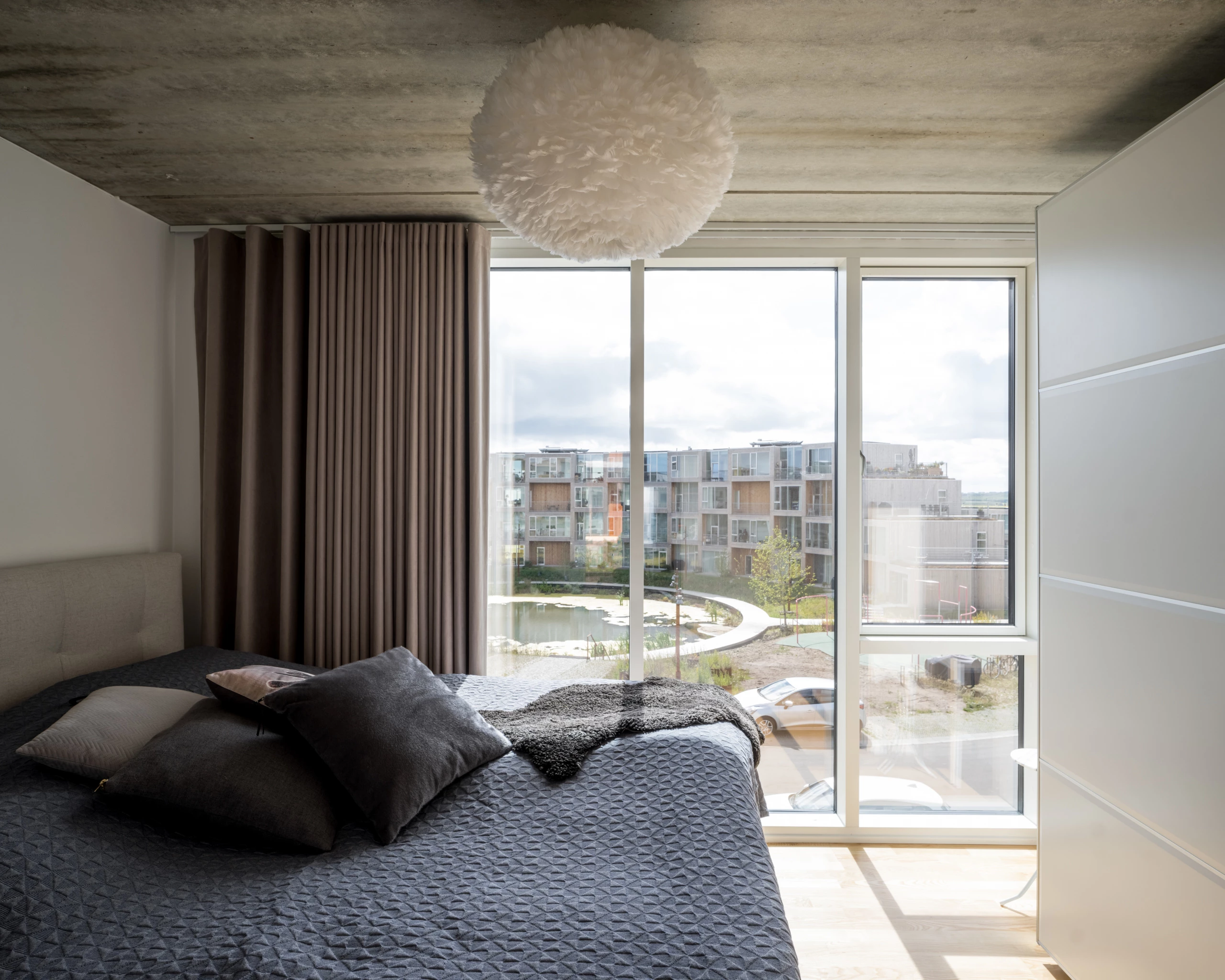 The Sneglehusene offers floor-to-ceiling glazing, framing views and maximizing daylight inside