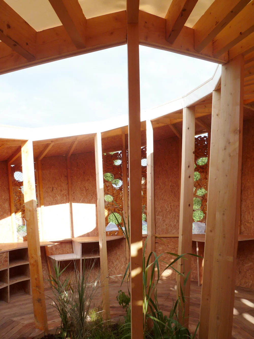 Following the sun’s daily east-to-west cycle, the roof features a central light shaft that illuminates living zones