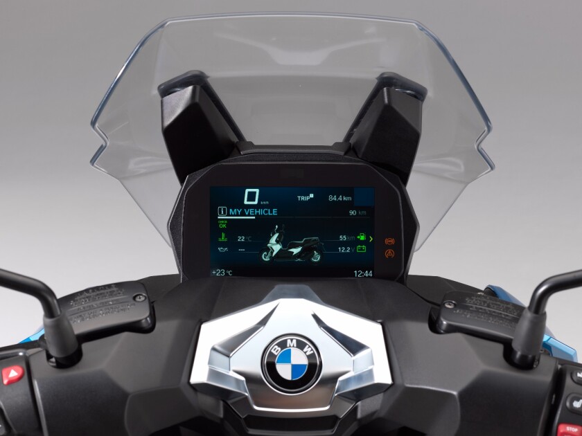 The C400X can be optioned with this funky-looking 6.5-inch full colour TFT display which can be used for media streaming, phone calls and turn-by-turn navigation