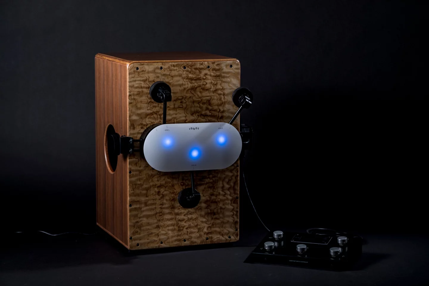 Players can change beat patterns mid-song using the Cabot's included footswitch