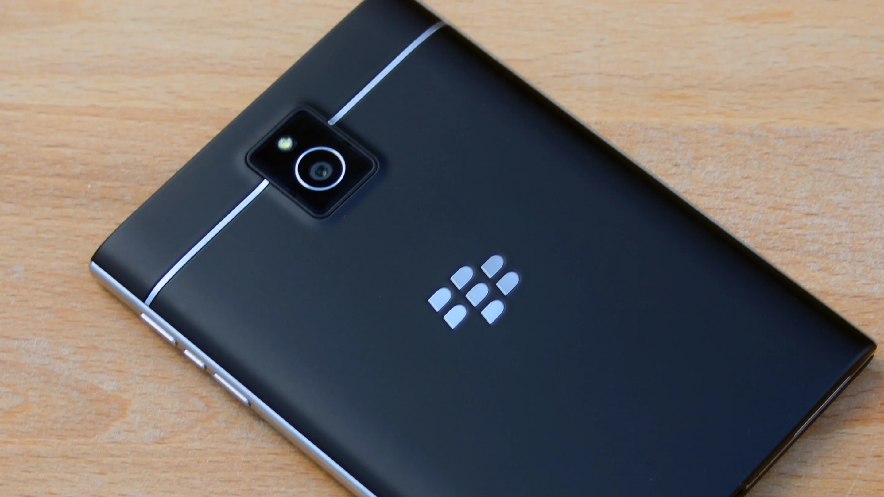 The device feels solid and premium in the hand (Image: Chris Wood/Gizmag)