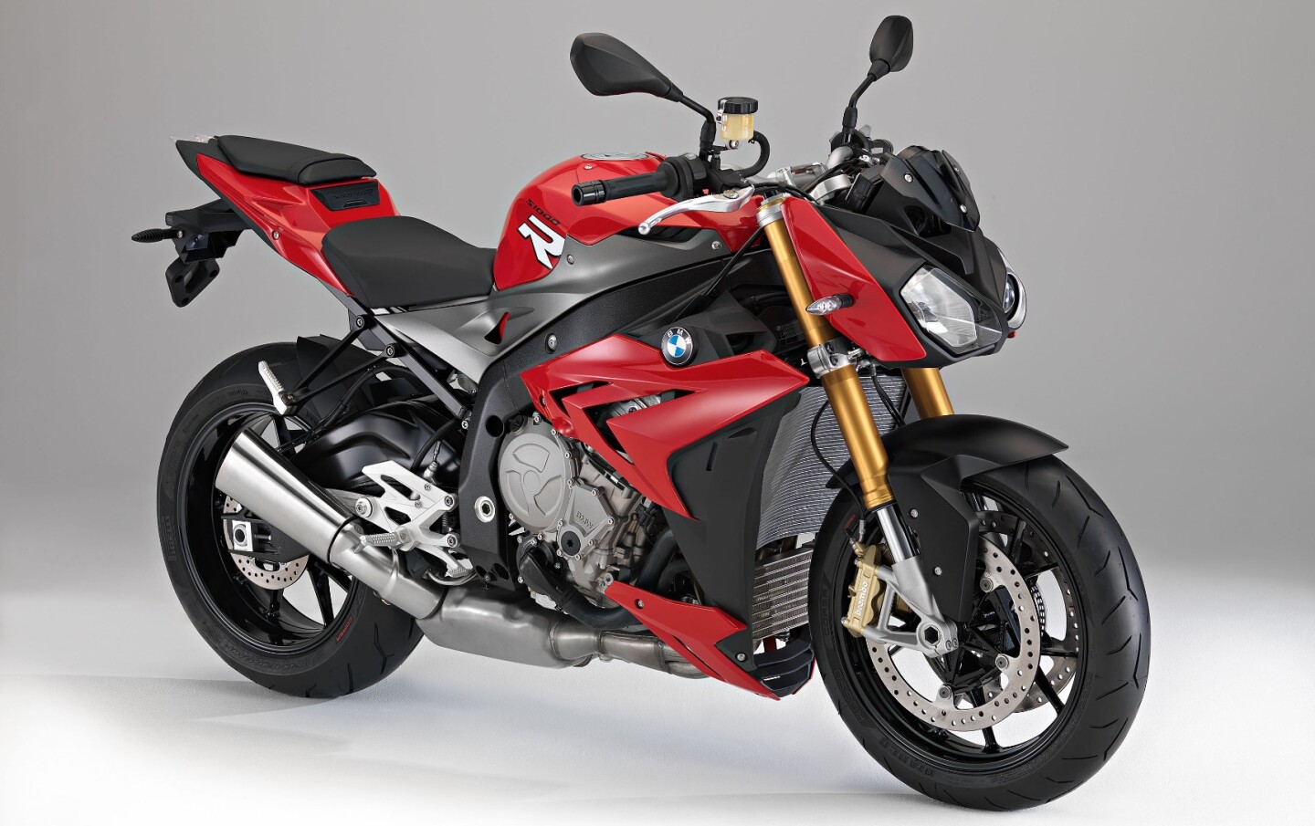 BMW S1000R with its thick, upside down telescopic forks and reinforced steering head.