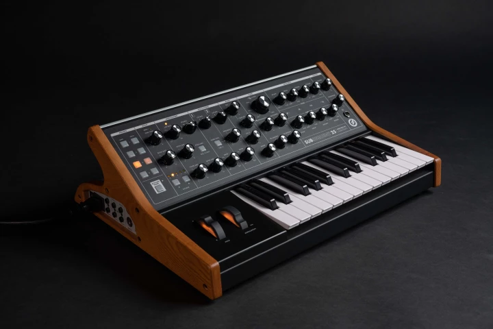 Moog describes the Subsequent 25 as a "portable paraphonic analog synthesizer based on the award-winning Sub Phatty sound engine"