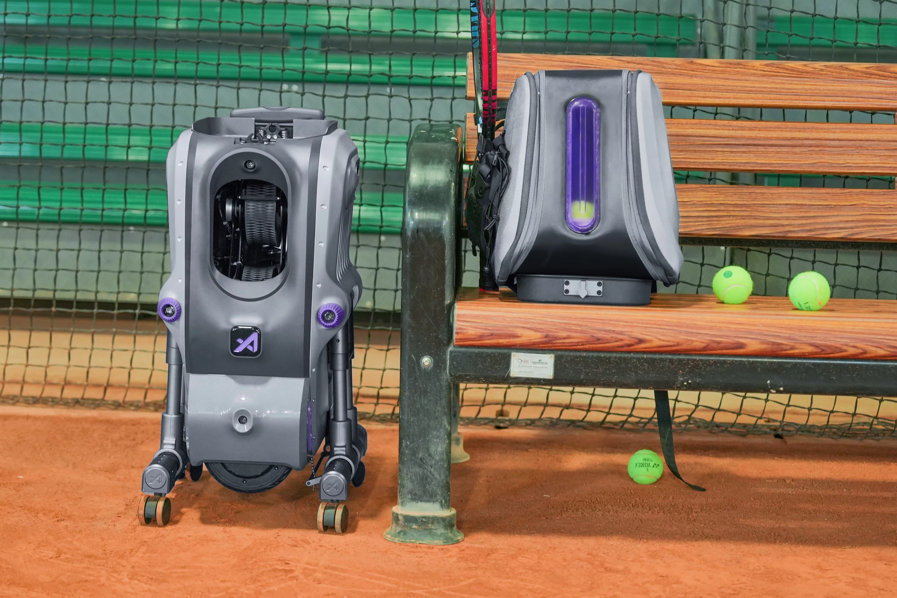 The ball bag can hold up to 120 tennis balls