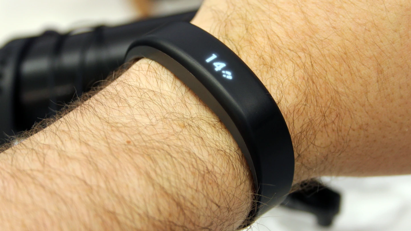The vivosmart's OLED display shows a segmented bar, which starts to fill and deliver vibrations after one hour of inactivity (Photo: Chris Wood/Gizmag)