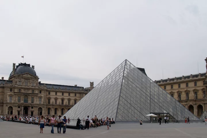 The Louvre in France is replacing its usual audio guides with the Nintendo 3DS