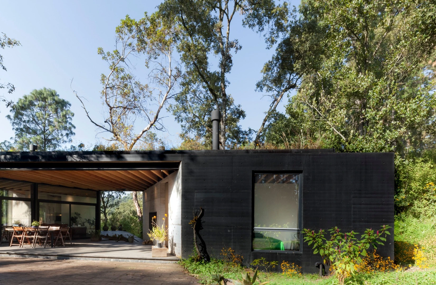 Tucked away in the wooded hillside near Mexico’s Valle de Bravo, a unique new tripod-shaped home has taken shape