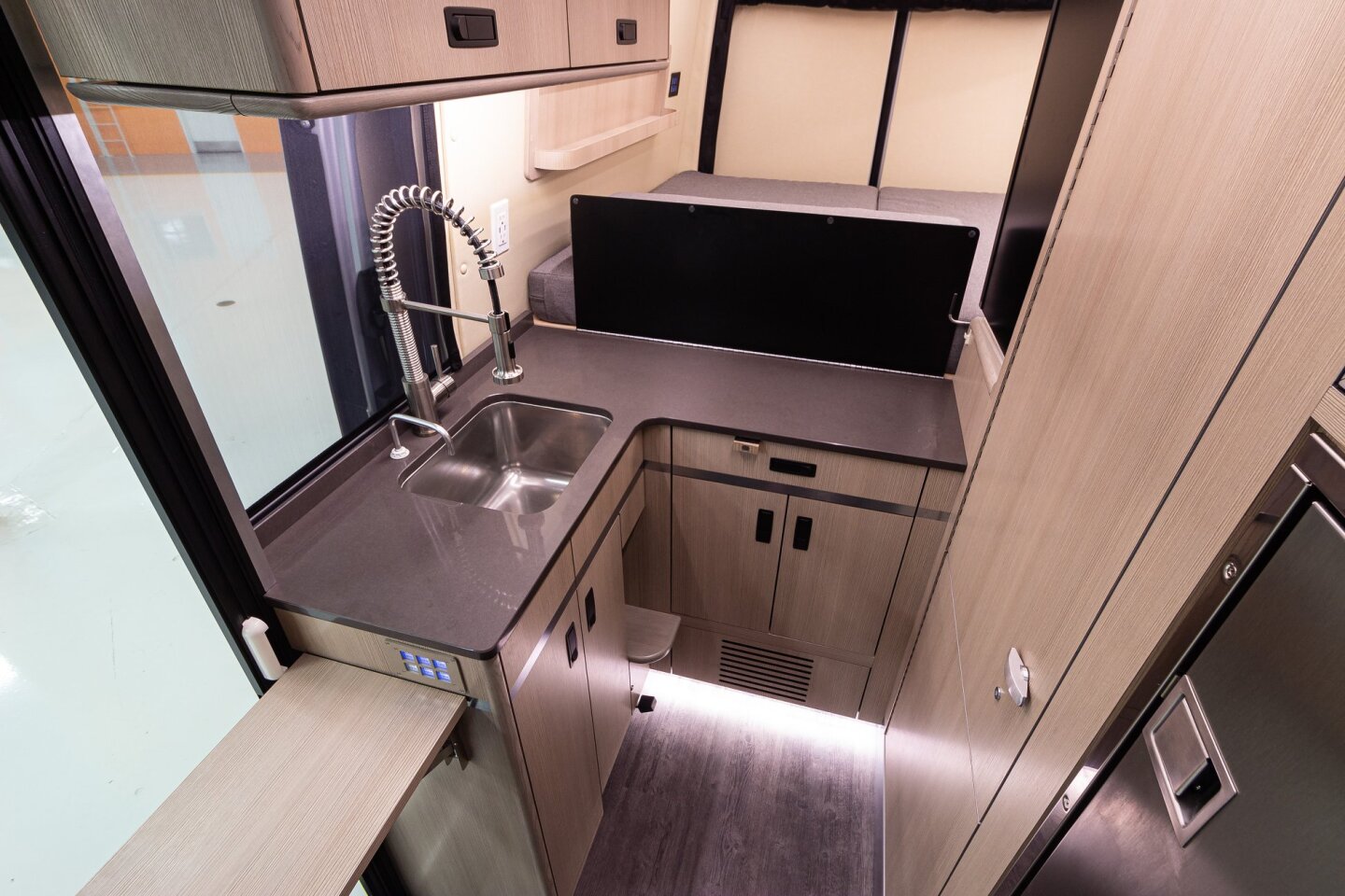 L-shaped kitchen with the backsplash up