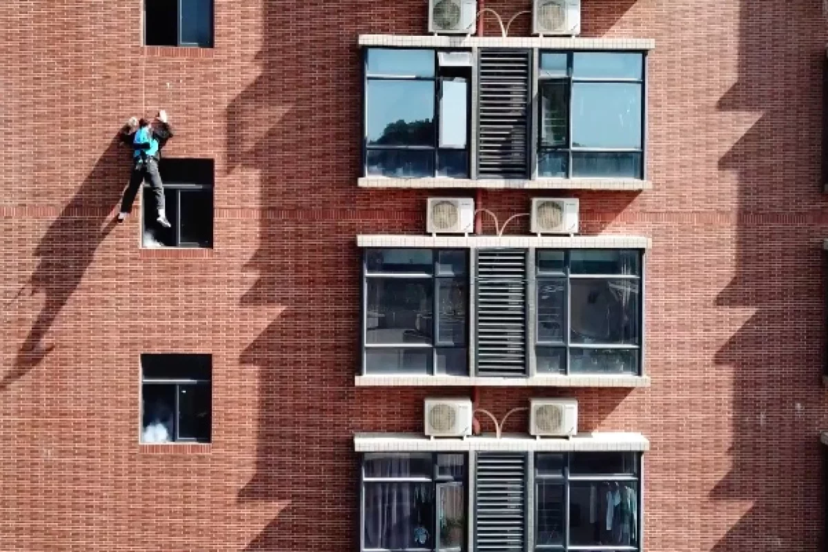 The SkySpider in building-descending action