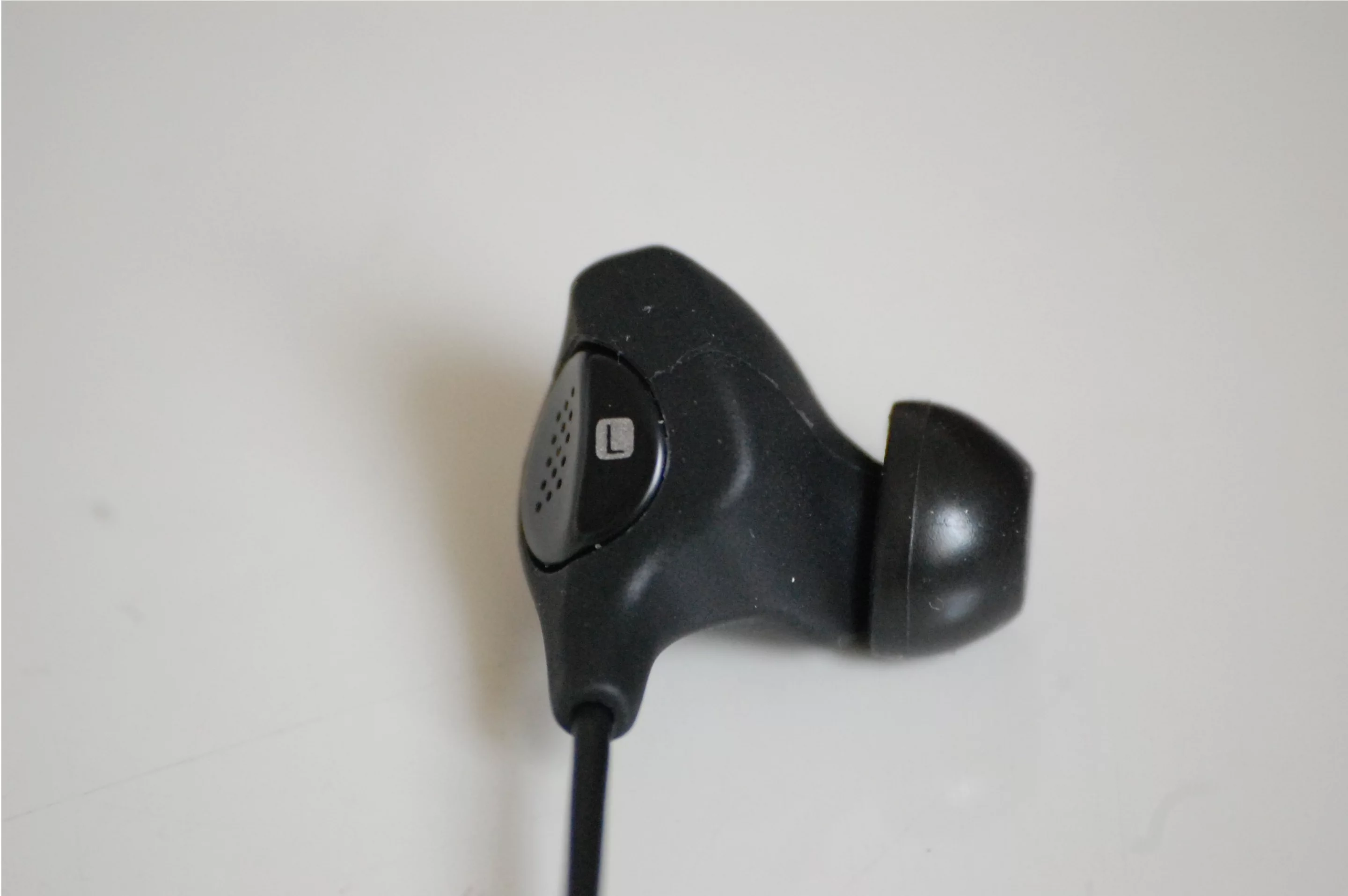 The bud-type ear pieces are quite comfortable and the inclusion of a lanyard ensures that the weight of the in-line controller doesn't pull them out