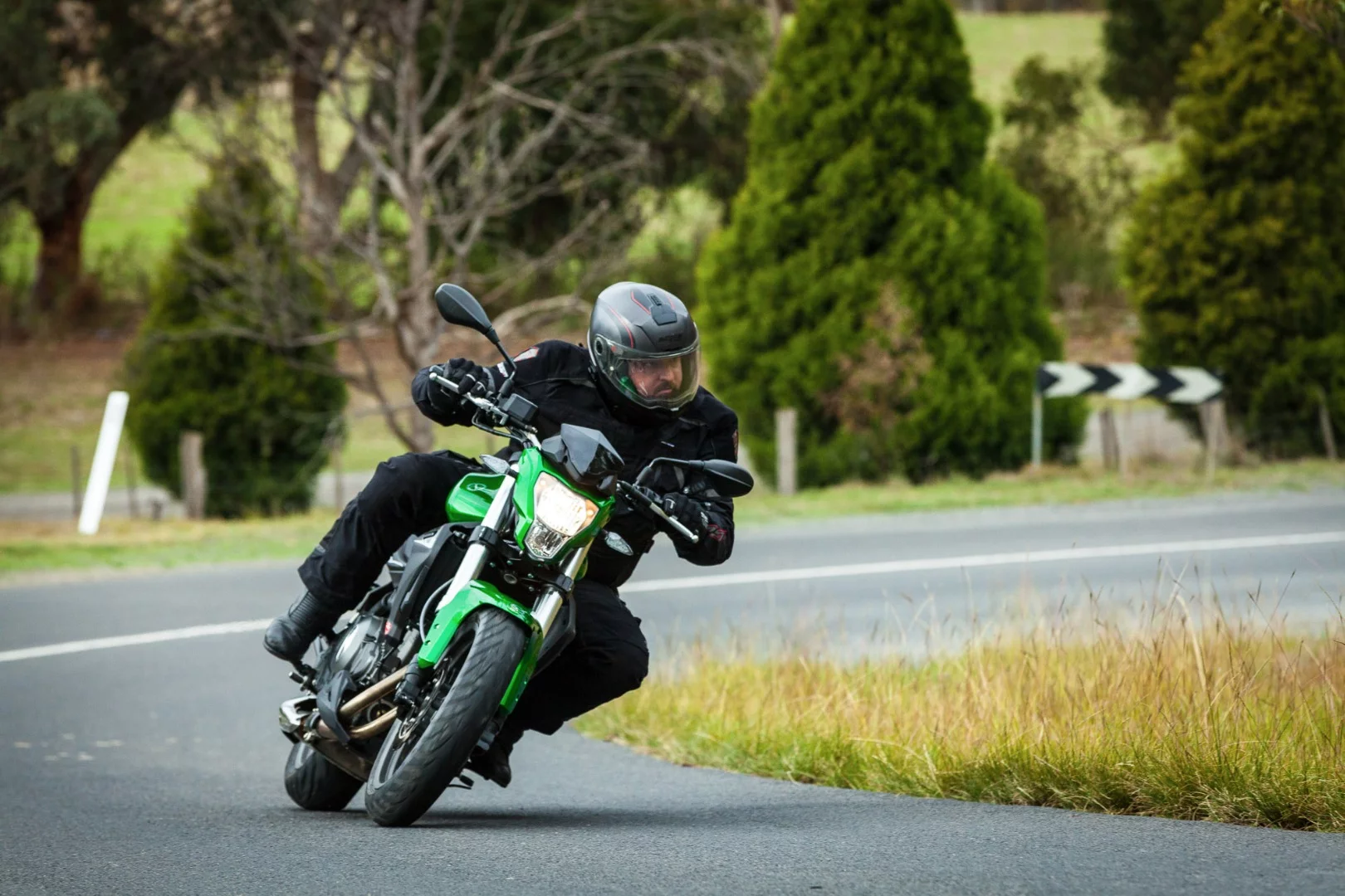 Benelli BN302 - excess weight soaks up some of its power and torque advantage over the Ninja 300 (Photo: Chris Blain/Gizmag)