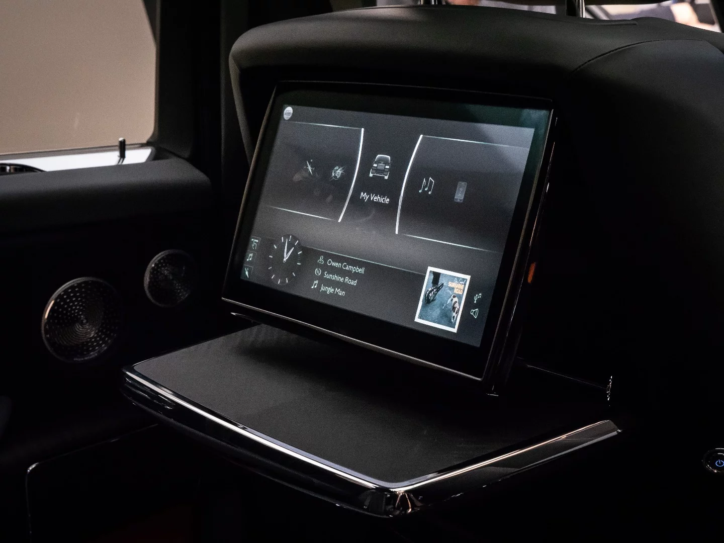 Rolls-Royce Cullinan: theater units in the backs of the seats