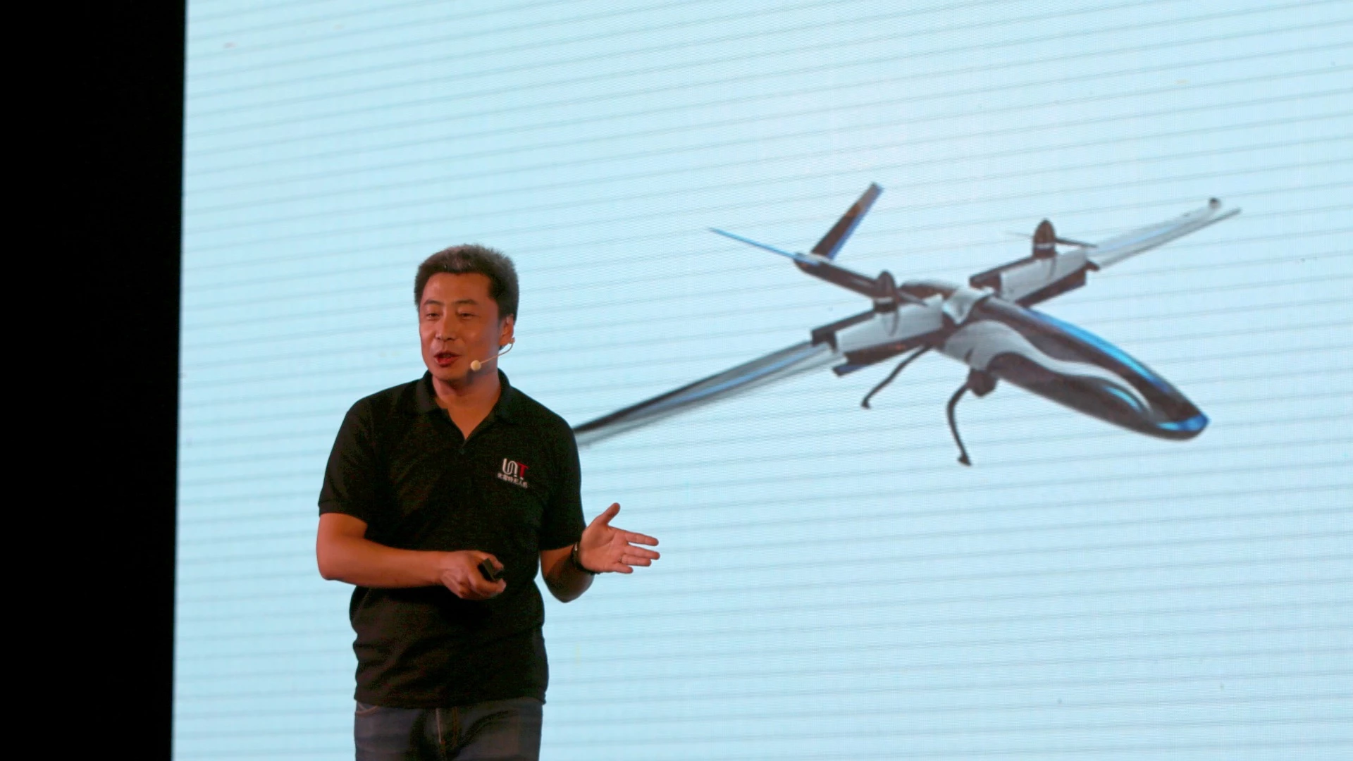 Liu Bin, General Manager of Unique Aero-Tech, presented the new tilt-rotor UAS at the TM Forum Smart City In Focus Conference in Yinchuan (China) on September 21, 2017