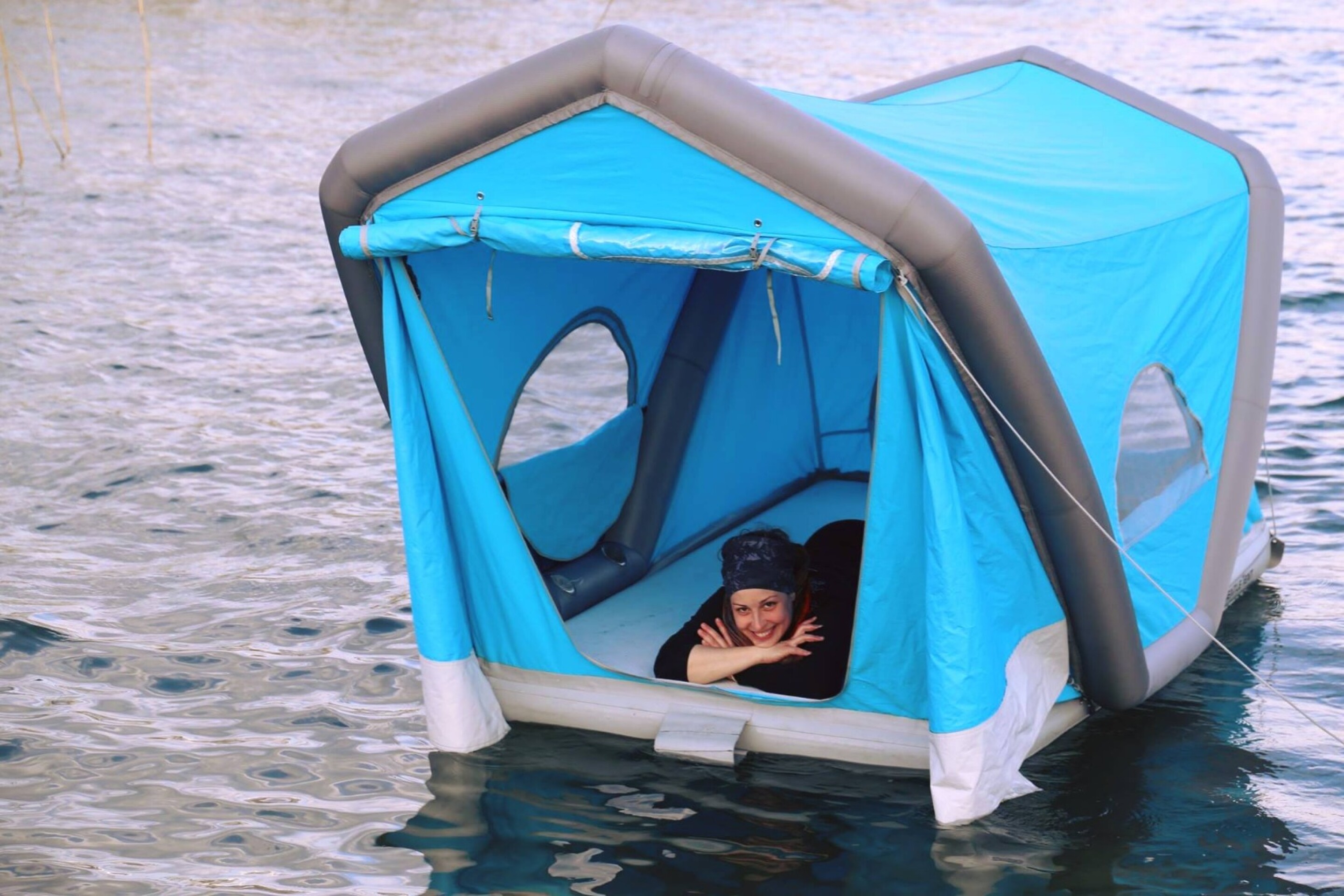 Inflatable rooftop tent camps on your car or in the water