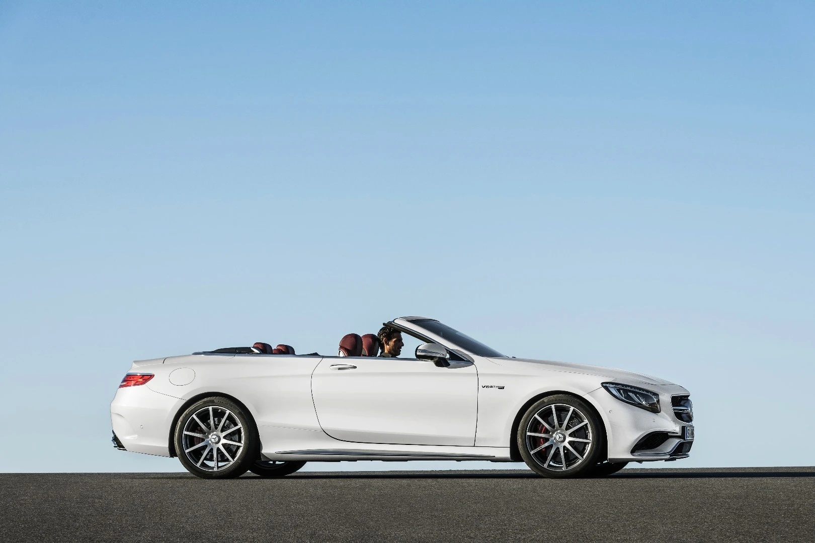 It's over 5 meters long, but the S-Class Cabrio manages to avoid looking like a boat