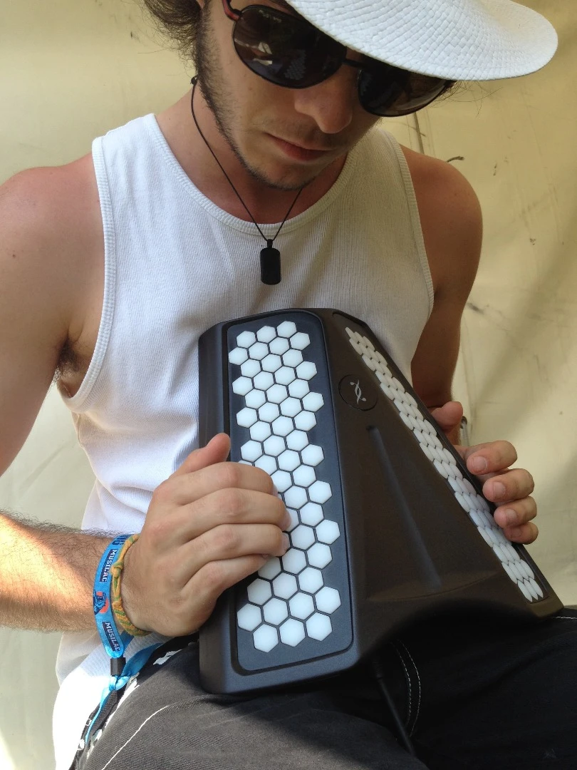 The original du-touch from 2014, with 116 pad Dualo keyboard, 112 instruments and 8 track sequencer